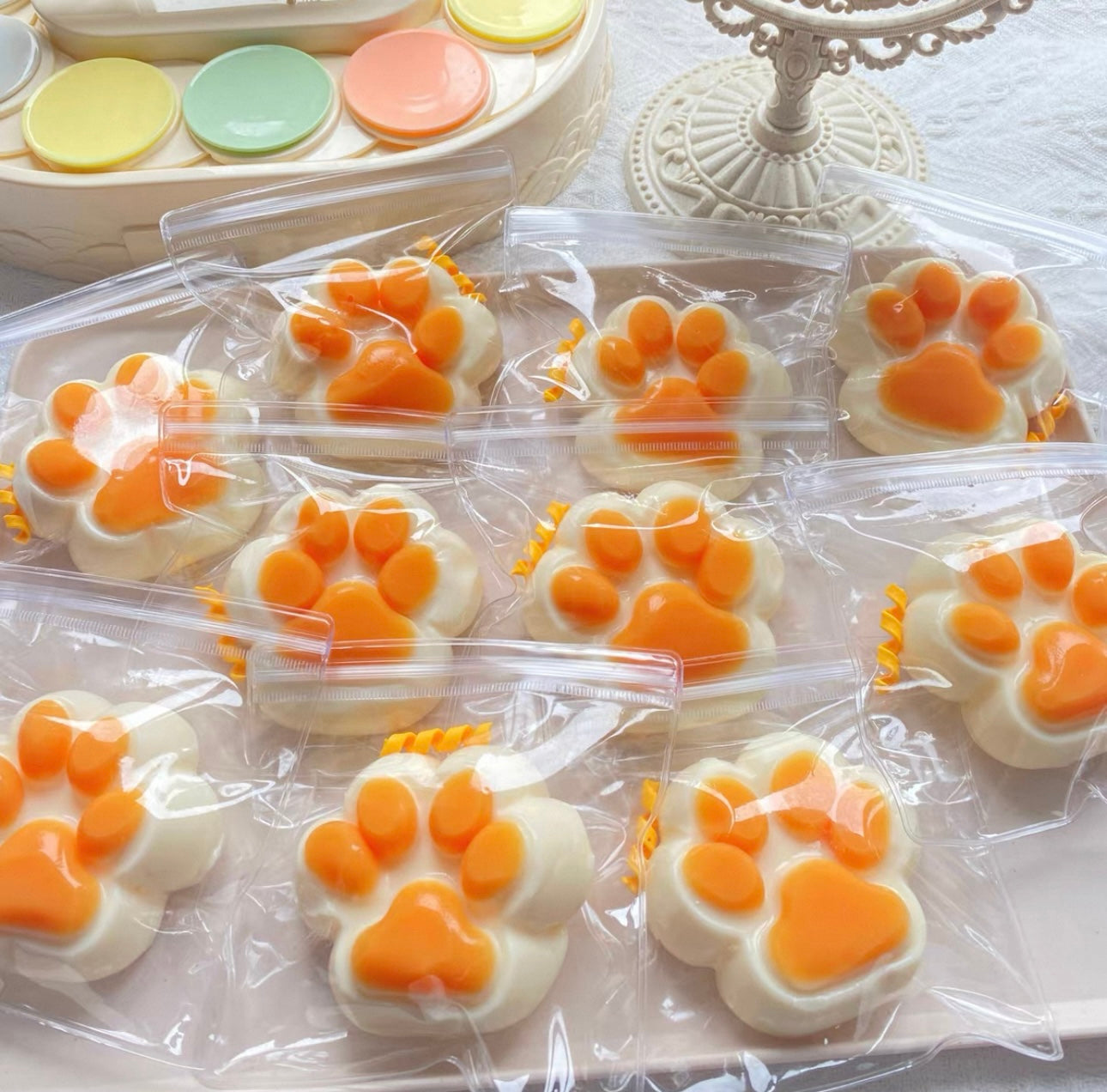 Jelly orange cat paw pinch