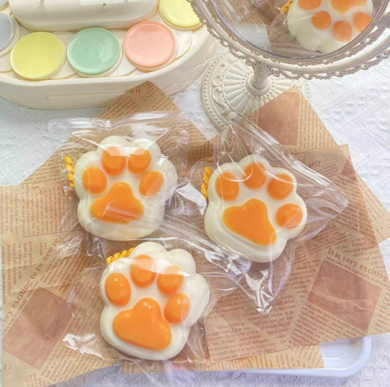 Jelly orange cat paw pinch