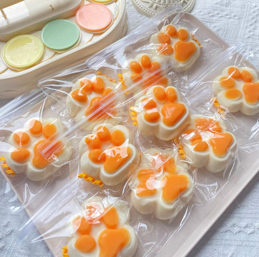 Jelly orange cat paw pinch