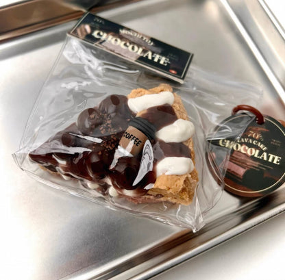 Squeeze and enjoy the pearl Basque cream paste